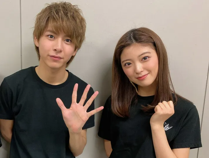 工藤美桜さんと小宮璃央さんの画像