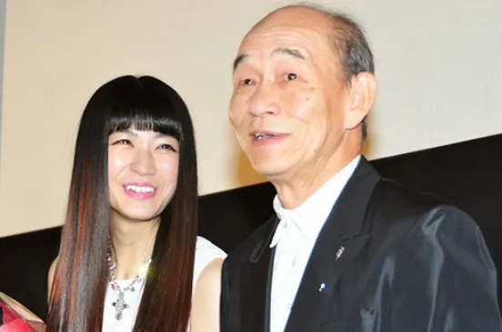 瀧内公美さんと笹野高史さんの画像